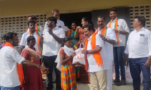 வெள்ள நீர் சூழ்ந்ததால் இயல்பு வாழ்க்கை பாதிப்பு- பழங்குடி கிராம மக்களுக்கு நிவாரண பொருட்கள் வழங்கிய பாஜக