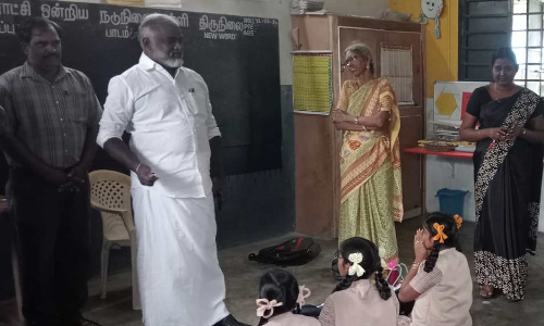 மாணவர்கள் சாலையை கடந்து செல்வதால் விபத்து ஏற்படுவதாக புகார்: பள்ளியில் ஆய்வு செய்த எம்எல்ஏ