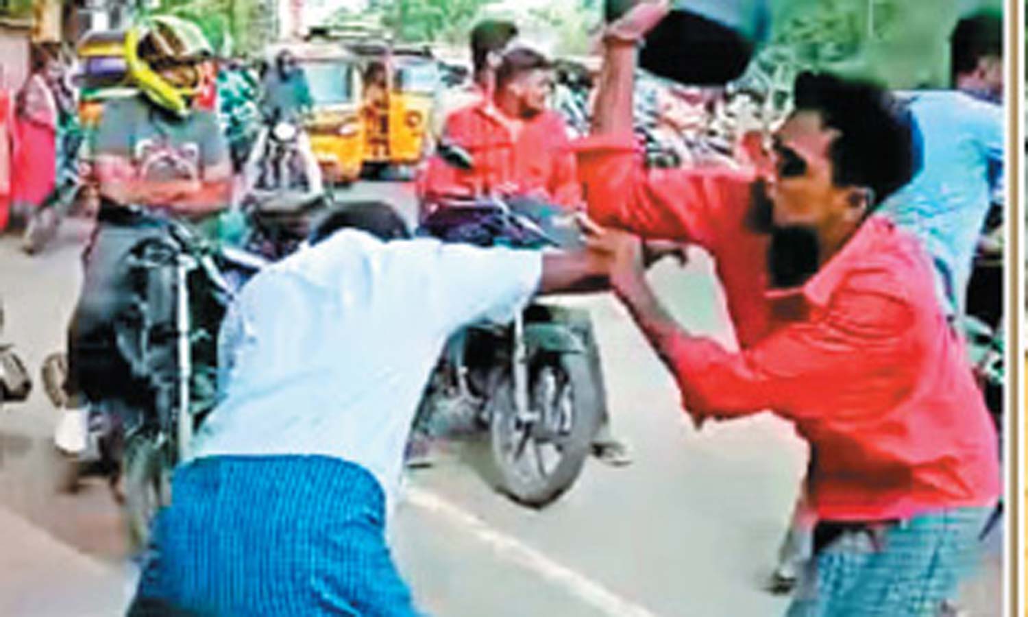 கல்லூரி வாசலில் தந்தையை தாக்கிய விவகாரம்- 6 பேர் அதிரடி கைது கல்லூரி வாசலில் தந்தையை தாக்கிய விவகாரம்- 6 பேர் அதிரடி கைது