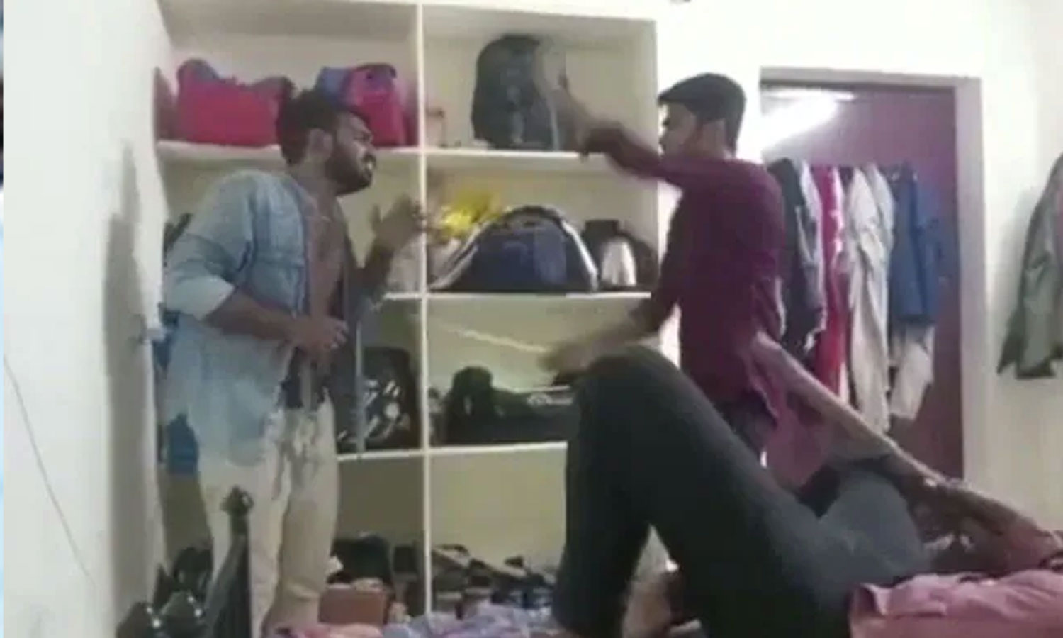 கல்லூரி விடுதியில் தகராறு- சக மாணவரை அயன் பாக்ஸில் சூடு வைத்து தாக்கிய 4 பேர் கைது