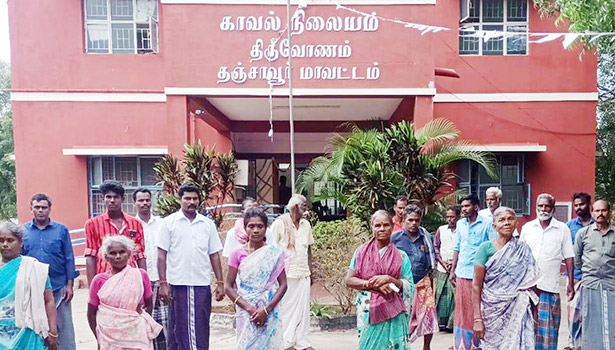 தொழிலாளியை தாக்கியவரை கைது செய்யக்கோரி போலீஸ் நிலையம் முன்பு திரண்ட உறவினர்கள்- பரபரப்பு