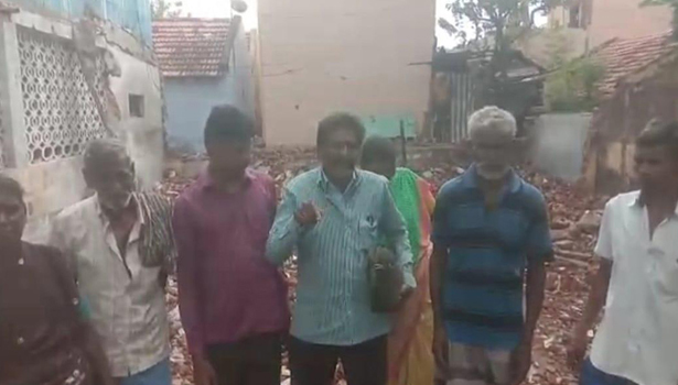 அரசு இலவசமாக கொடுத்த நிலத்தில் பள்ளிக் கட்டிடம் கட்ட எதிர்ப்பு: போராட்டம் அரசு இலவசமாக கொடுத்த நிலத்தில் பள்ளிக் கட்டிடம் கட்ட எதிர்ப்பு: போராட்டம்