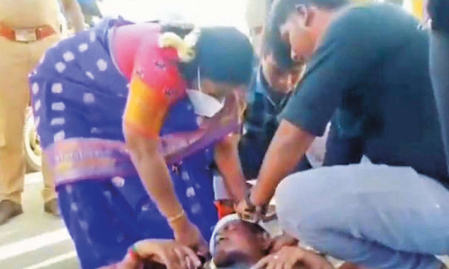 விபத்தில் காயமடைந்த வாலிபருக்கு கவர்னர் தமிழிசை முதலுதவி சிகிச்சை