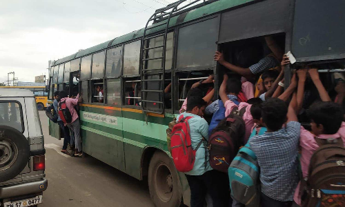 உயிரை பணயம் வைத்து ஆபத்தான முறையில் படிக்கட்டில் பயணம் செய்த மாணவர்களுக்கு சப்- இன்ஸ்பெக்டர் அறிவுரை