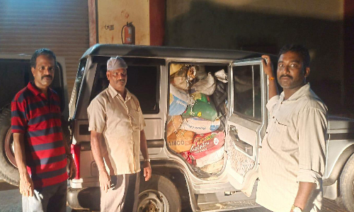 குளச்சல் அருகே கேரள காரில் கடத்த முயன்ற 2 டன் ரேஷன் அரிசி பறிமுதல் - தப்பி ஓடிய டிரைவருக்கு வலைவீச்சு