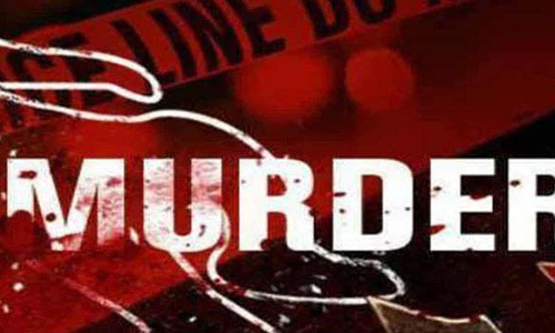 பாகலூர் அருகே ஏரியில் மிதந்த ஆண் பிணம்:  துண்டிக்கப்பட்ட தலையை தேடும் போலீசார்