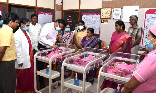 ஒரே பிரசவத்தில் பிறந்த 3 பெண் குழந்தைகளை ஆஸ்பத்திரிலேயே விட்டு சென்ற பெற்றோர்