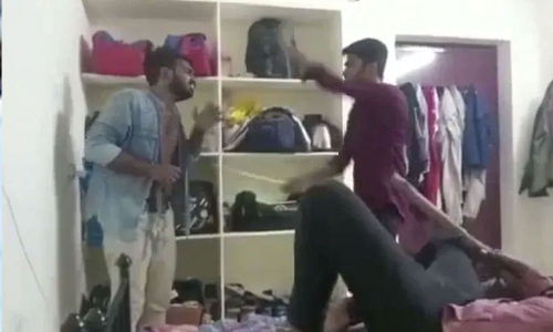 கல்லூரி விடுதியில் தகராறு- சக மாணவரை அயன் பாக்ஸில் சூடு வைத்து தாக்கிய 4 பேர் கைது