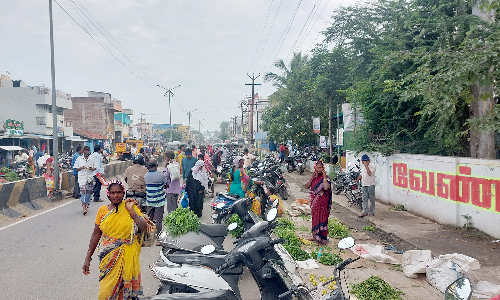 தருமபுரி உழவர் சந்தை பகுதியில்   போக்குவரத்து நெரிசலுக்கு தீர்வு காண பொதுமக்கள் கோரிக்கை