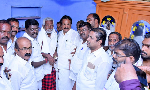 கடையநல்லூர் தி.மு.க. முன்னோடிகளுக்கு பொற்கிழி -  தெற்கு மாவட்ட செயலாளர் சிவபத்மநாபன் வழங்கினார்