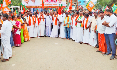 சாலையை சீரமைக்ககோரி உப்பிலியபுரத்தில் மறியல் - பா.ஜ.க.வினர் 70 பேர் கைது