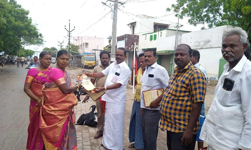 தூத்துக்குடியில் தி.மு.க. சார்பில் இந்தி திணிப்புக்கு எதிராக துண்டு பிரசுரம்