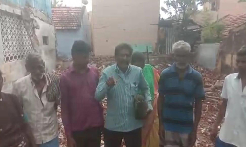 அரசு இலவசமாக கொடுத்த நிலத்தில்  பள்ளிக் கட்டிடம் கட்ட எதிர்ப்பு: போராட்டம்