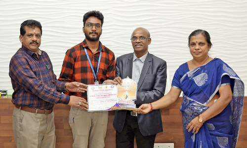 திருச்சி பாரதிதாசன் பல்கலைக்கழகத்தில் வினாடி-வினா போட்டிகளில்  வெற்றி பெற்றவர்களுக்கு பரிசு - துணைவேந்தர் செல்வம் வழங்கினார்