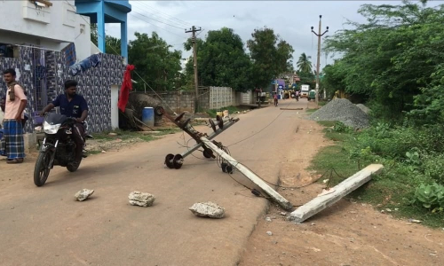 லாரி மோதி மின்கம்பம் சேதம்