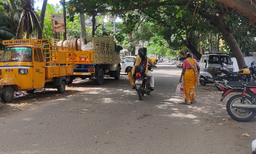 சாய்பாபாகாலனியில் சரக்கு வாகனங்களை நிறுத்துவதால் மக்கள் அவதி
