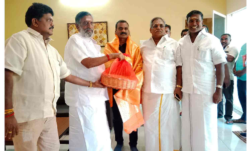 மத்திய அரசு திட்டங்களை புதுவைக்கு ஏற்ப மாற்ற வேண்டும்-  மத்திய மந்திரிடம்  மனு