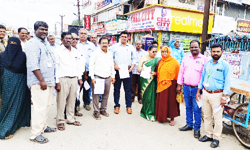 மழைக்காலங்களில் மின்சாதனங்கள் உபயோகிப்பது குறித்து துண்டு பிரசுரம்