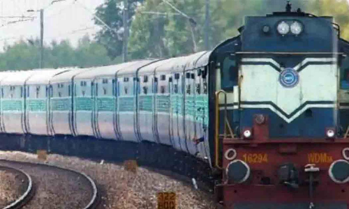 மாற்றுத்திறனாளிகள் பெட்டியில் கேட்பாரற்று கிடந்த பையால் பரபரப்பு