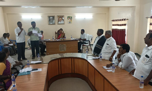 ஒன்றிய குழு கூட்டத்தில் 6 தி.மு.க. கவுன்சிலர்கள் வெளிநடப்பு