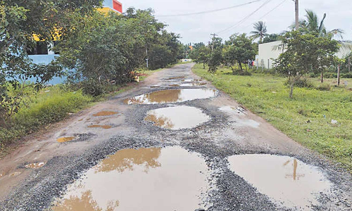 குண்டும் குழியுமான சாலையால் பொதுமக்கள் அவதி