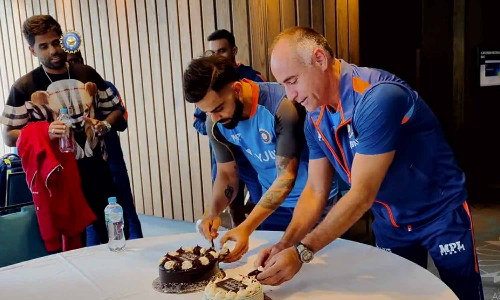 மெல்போர்னில் சக வீரர்களுடன் கேக் வெட்டி பிறந்தநாள் கொண்டாடிய விராட் கோலி