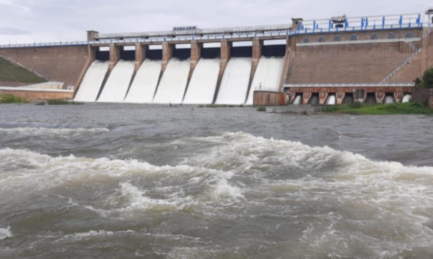 வைகை அணையில் தண்ணீர் திறப்பு அதிகரிப்பு- கரையோர மக்களுக்கு வெள்ள அபாய எச்சரிக்கை வைகை அணையில் தண்ணீர் திறப்பு அதிகரிப்பு- கரையோர மக்களுக்கு வெள்ள அபாய எச்சரிக்கை