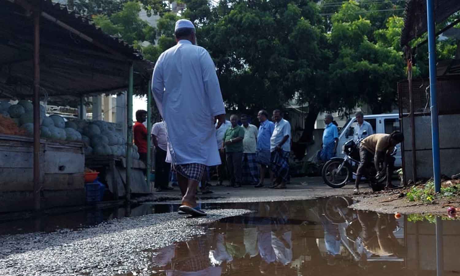 தாராபுரம் தினசரி சந்தையில் மழைநீர் தேங்குவதால் சுகாதார சீர்கேடு