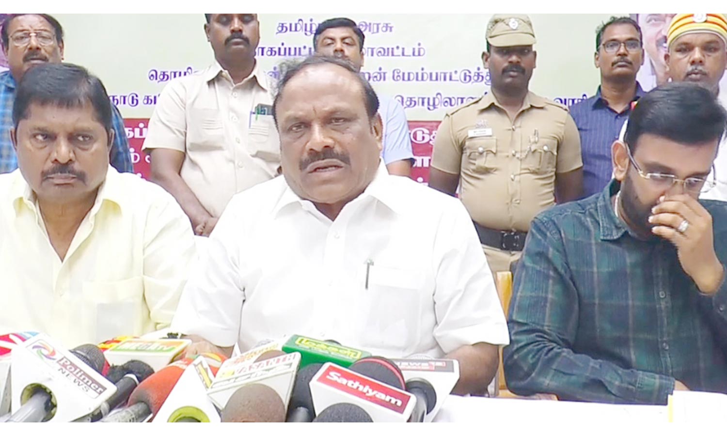 தொழிலாளர்களுக்கு ரூ.400 கோடியில் வீடு கட்டும் திட்டம்- அமைச்சர் பேட்டி தொழிலாளர்களுக்கு ரூ.400 கோடியில் வீடு கட்டும் திட்டம்- அமைச்சர் பேட்டி