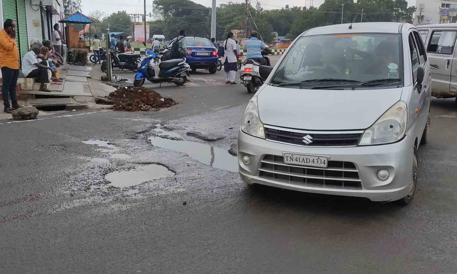 உடுமலையில் சிதலமடைந்த சாலையால் விபத்தில் சிக்கும் வாகன ஓட்டிகள்