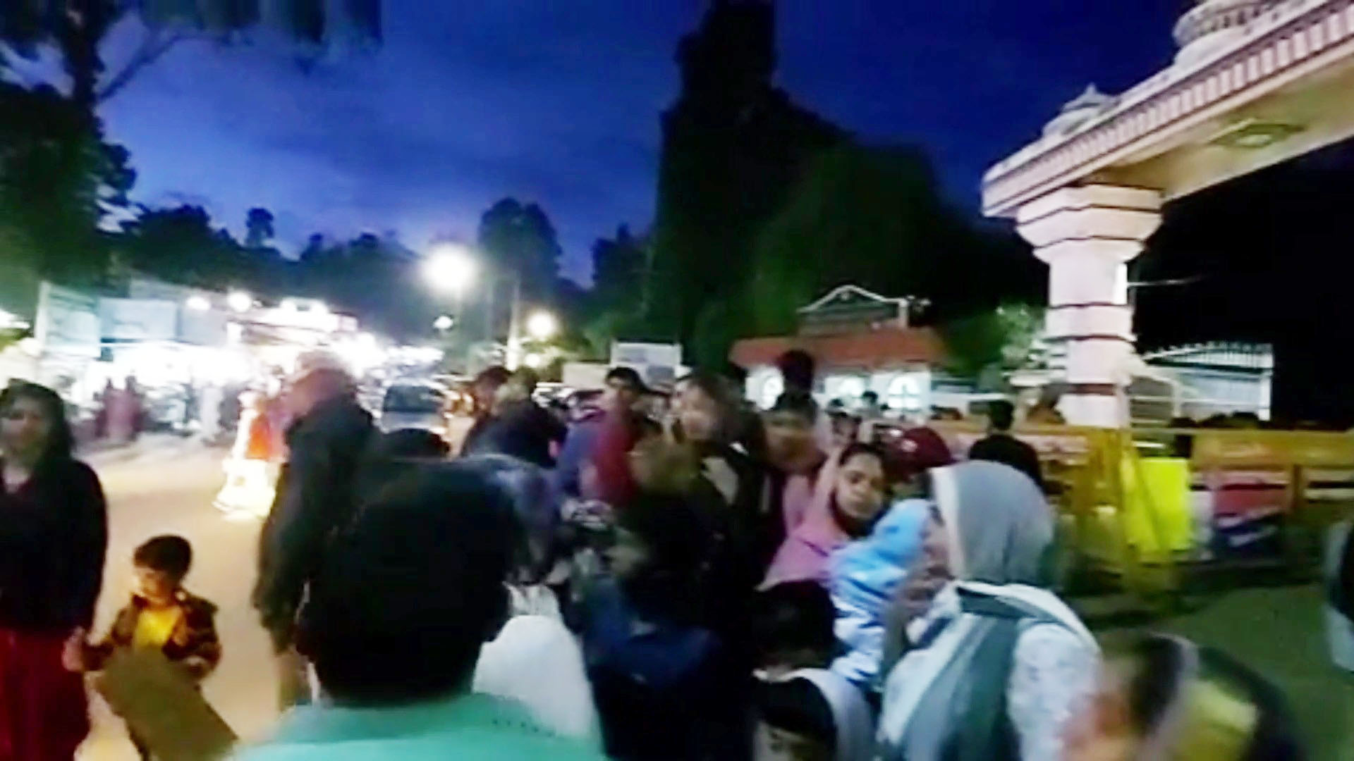 ஊட்டியில் குவிந்த சுற்றுலா பயணிகள் ஊட்டியில் குவிந்த சுற்றுலா பயணிகள்