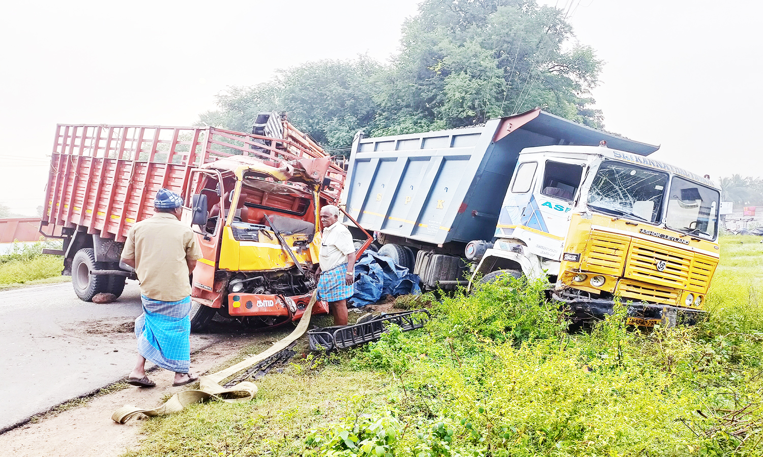 ரேசன் அரிசி கடத்தல் லாரி மற்றொரு லாரி மீது மோதி விபத்து ரேசன் அரிசி கடத்தல் லாரி மற்றொரு லாரி மீது மோதி விபத்து