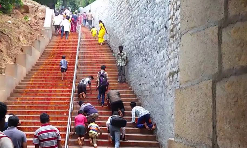 அலிபிரி பாதையில் நடந்து வரும் பக்தர்களுக்கு தரிசன டோக்கன்கள் வழங்குவது எப்போது?: பக்தர் கேள்வி