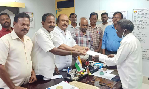பள்ளி நுழைவு வாயில்களில் இரும்பு பாலம்-அதிகாரிகளுடன் கென்னடி எம்.எல்.ஏ. ஆலோசனை
