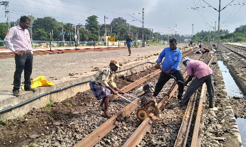 திண்டுக்கல் ரெயில்நிலையத்தில் தண்டவாளம் புதுப்பிக்கும் பணி