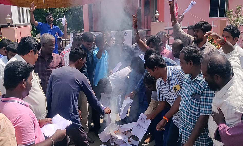 உளுந்தூர்பேட்டை  சுங்கச்சாவடி ஊழியர்கள் ஆதார் அட்டை நகலை எரித்து  போராட்டம்