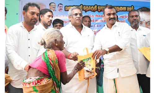 மணவெளி தொகுதி ஓராண்டு சாதனை மலர்-மத்திய மந்திரி வெளியிட்டார்