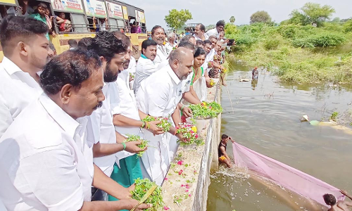 விவசாயிகளுக்கு பயிர் காப்பீட்டு தொகையை உடனடியாக வழங்க வலியுறுத்தல்