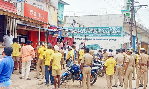 ஆக்கிரமிப்புகளை அகற்றிய அதிகாரிக்கு பாராட்டு