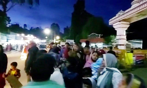 ஊட்டியில் குவிந்த சுற்றுலா பயணிகள்