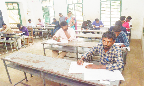 வேலூரில் 9 மையங்களில் நில அளவையர் தேர்வு