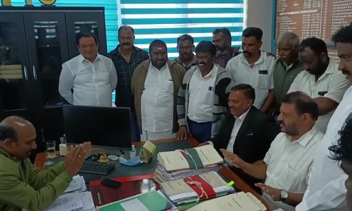 ஊட்டியில் பாரபட்சமின்றி அனைத்து ஆக்கிரமிப்பு கடைகளை அகற்ற வேண்டும்-நகராட்சி ஆணையாளரிடம் அ.தி.மு.க.வினர் புகார்