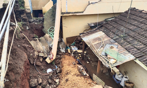 கோத்தகிரியில்  வீட்டின் தடுப்பு சுவர் இடிந்து விழுந்தது