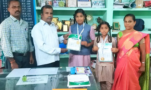 மாநில அளவிலான கேரம் போட்டிக்கு கரூர் அரசு பள்ளி மாணவிகள் தேர்வு