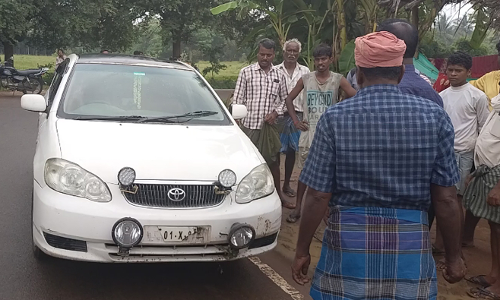 ஜெயங்கொண்டத்தில் சொகுசு காரில் வந்து ஆடுகளை  திருடிய கும்பல் - வாலிபர்கள் துரத்தியதில் தடுப்பு சுவரில் மோதியது