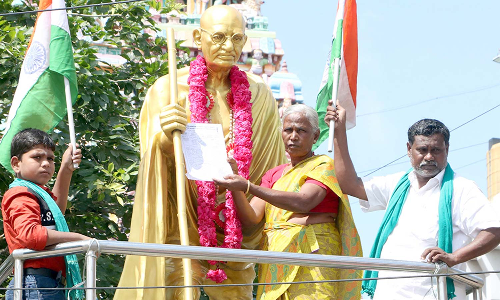 கும்பகோணத்தில், விவசாயிகள் நூதன போராட்டம்
