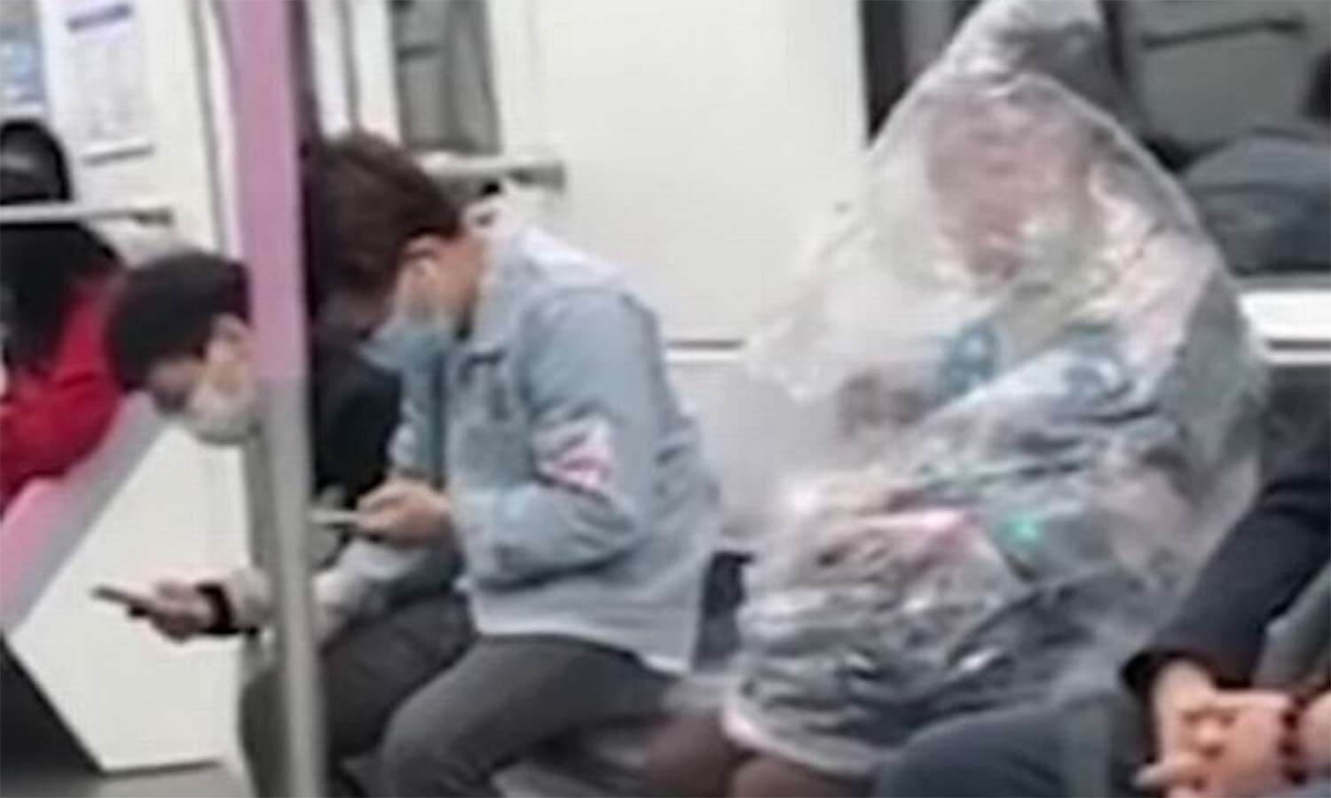 இப்படி சாப்பிட்டால்தான் கொரோனா தாக்காது... ரயில் பயணிகளை மிரள வைத்த சீனப் பெண் இப்படி சாப்பிட்டால்தான் கொரோனா தாக்காது... ரயில் பயணிகளை மிரள வைத்த சீனப் பெண்