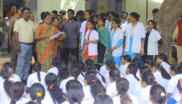 பாளை சித்த மருத்துவக்கல்லூரியில் மாணவ-மாணவிகள் திடீர் போராட்டம் பாளை சித்த மருத்துவக்கல்லூரியில் மாணவ-மாணவிகள் திடீர் போராட்டம்