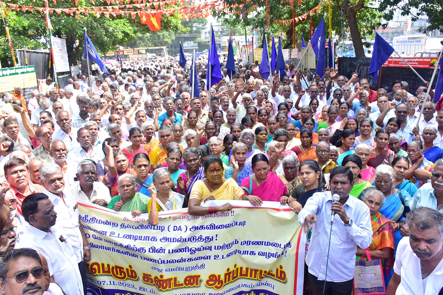 அகவிலைப்படியை வழங்க கோரி போக்குவரத்து தொழிலாளர்கள் ஆர்ப்பாட்டம் அகவிலைப்படியை வழங்க கோரி போக்குவரத்து தொழிலாளர்கள் ஆர்ப்பாட்டம்