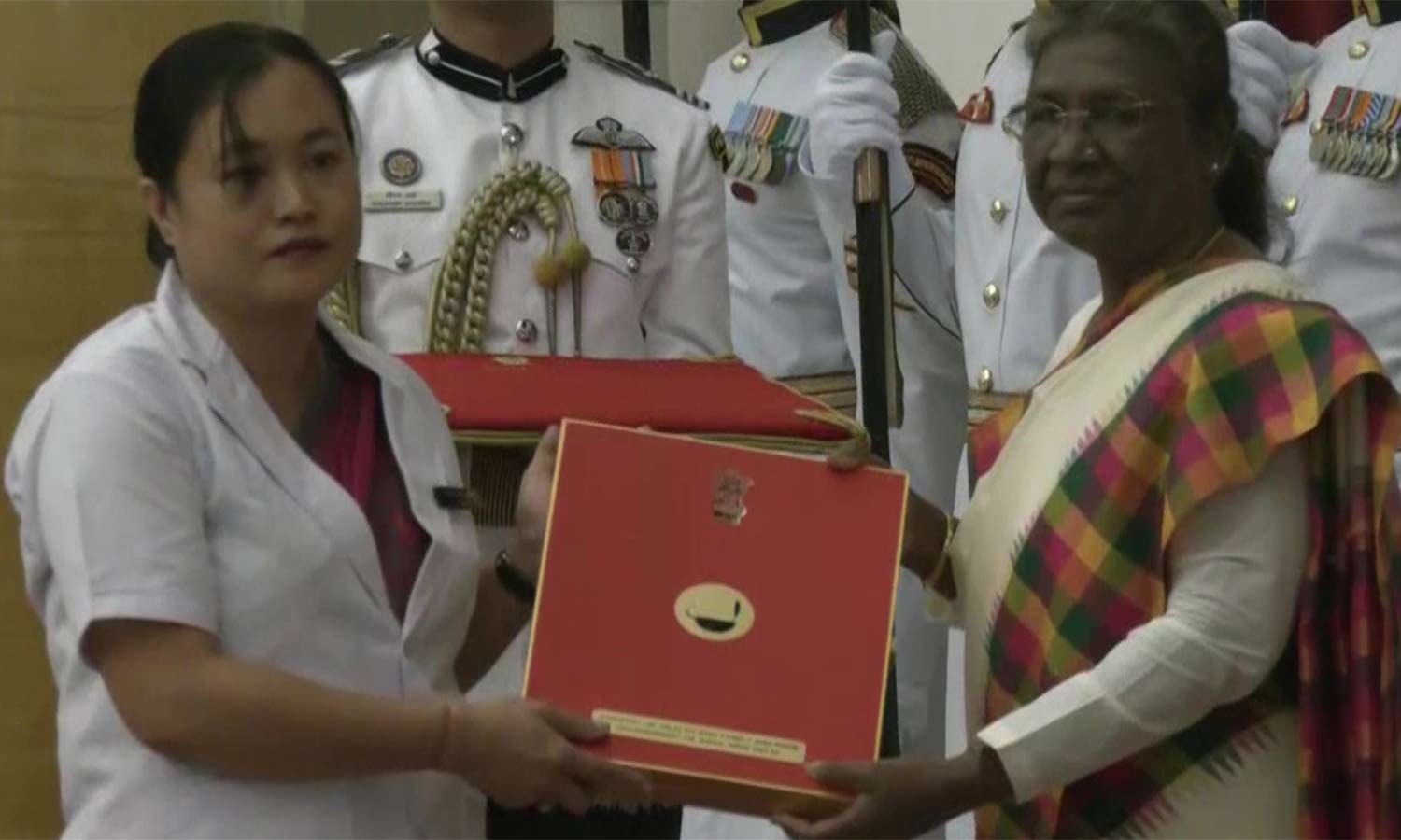 செவிலியர்களுக்கு புளோரன்ஸ் நைட்டிங்கேல் விருதுகளை வழங்கினார் ஜனாதிபதி திரவுபதி முர்மு